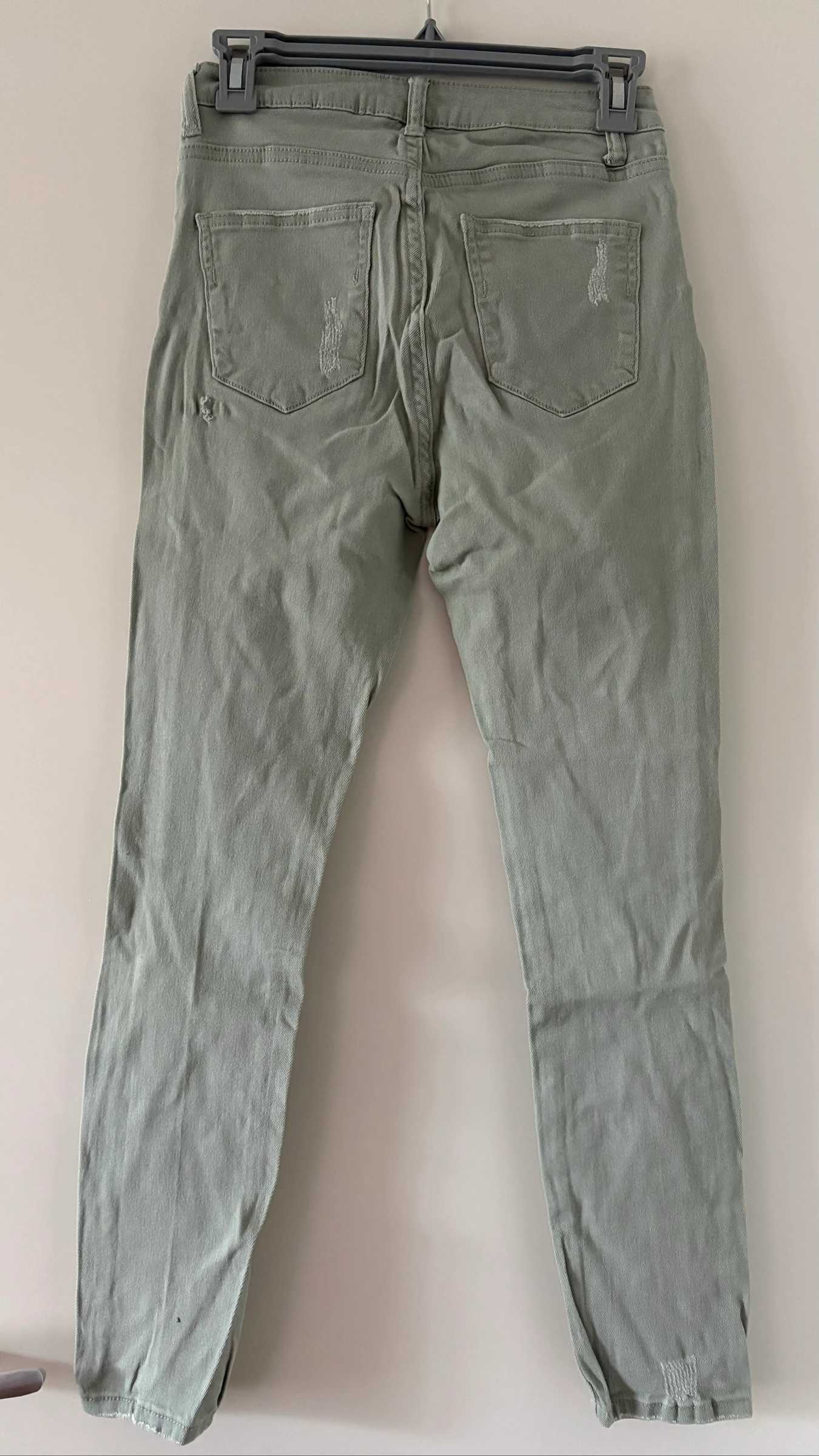 Calça jeans rasgada tamanho P feminino – photo 5